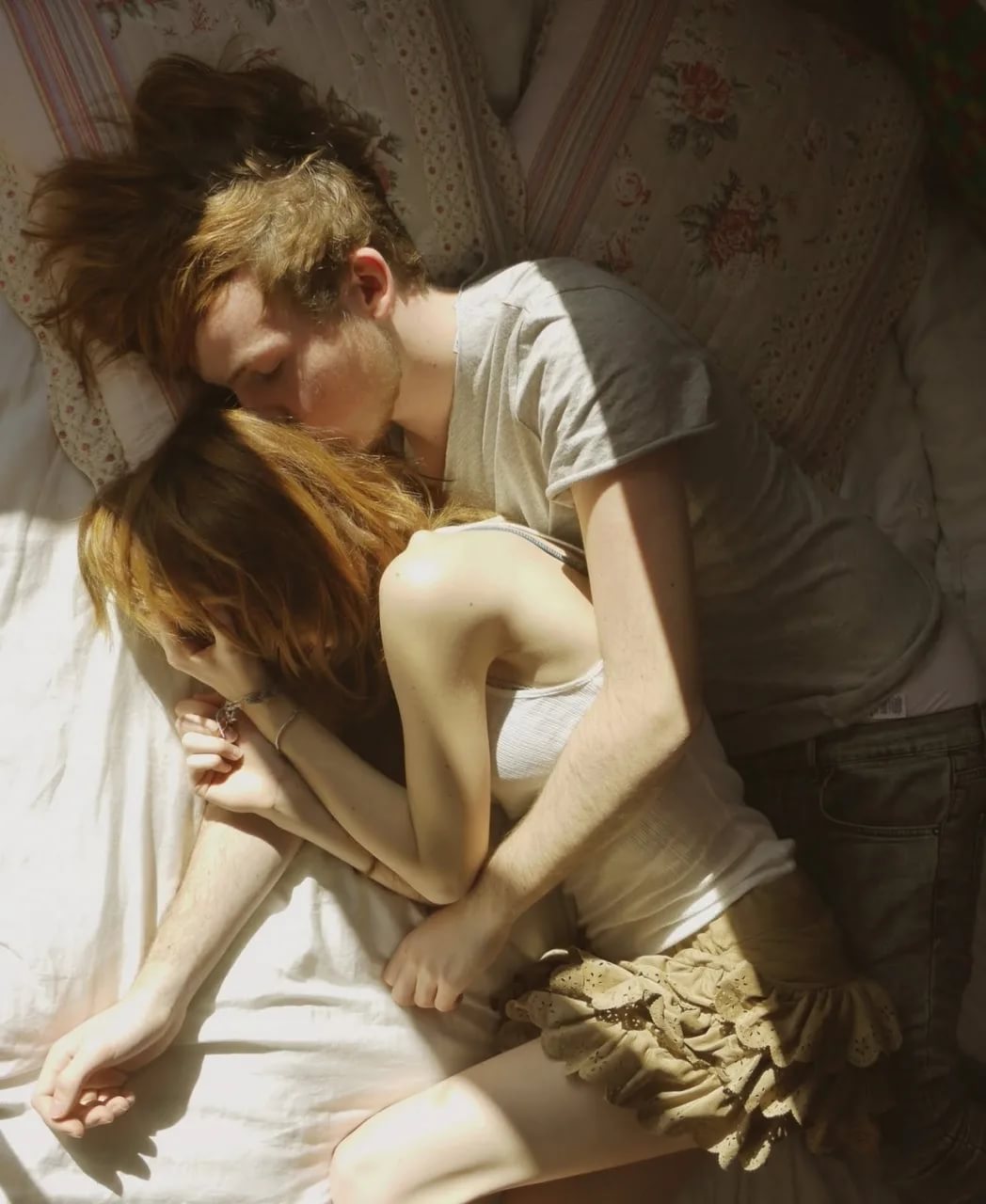 Молодая пара трахается на небольшой кровати