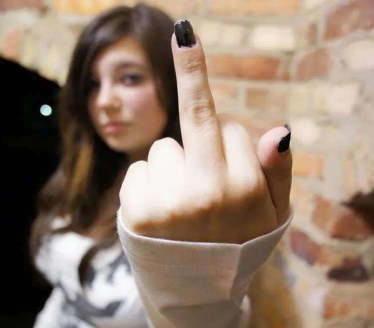 Девушка Показывающая Средний Палец Фото