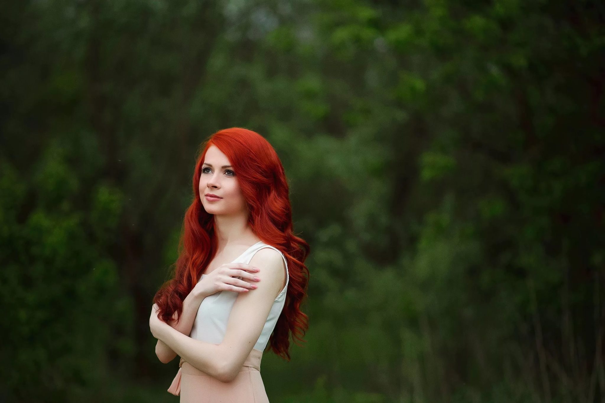 18-летняя девка с рыжими волосами отсасывает партнеру в саду