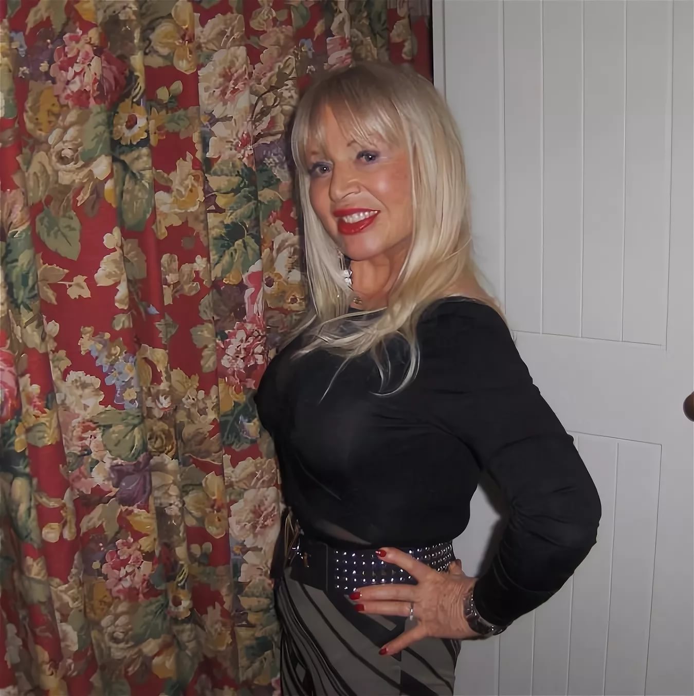 Блондинка 50 лет полна сексуальной энергии