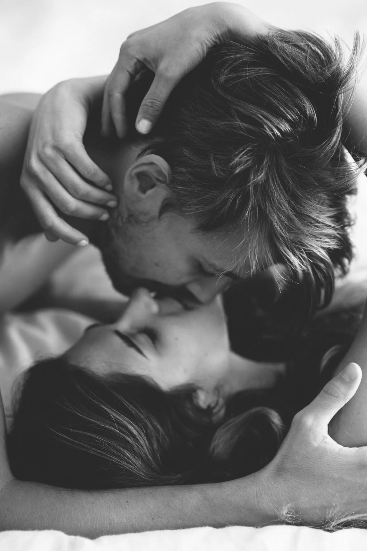 Парень целует красивую девушку. Объятия влюбленных. Страстные объятия. Красивый поцелуй. Нежные объятия и поцелуи.