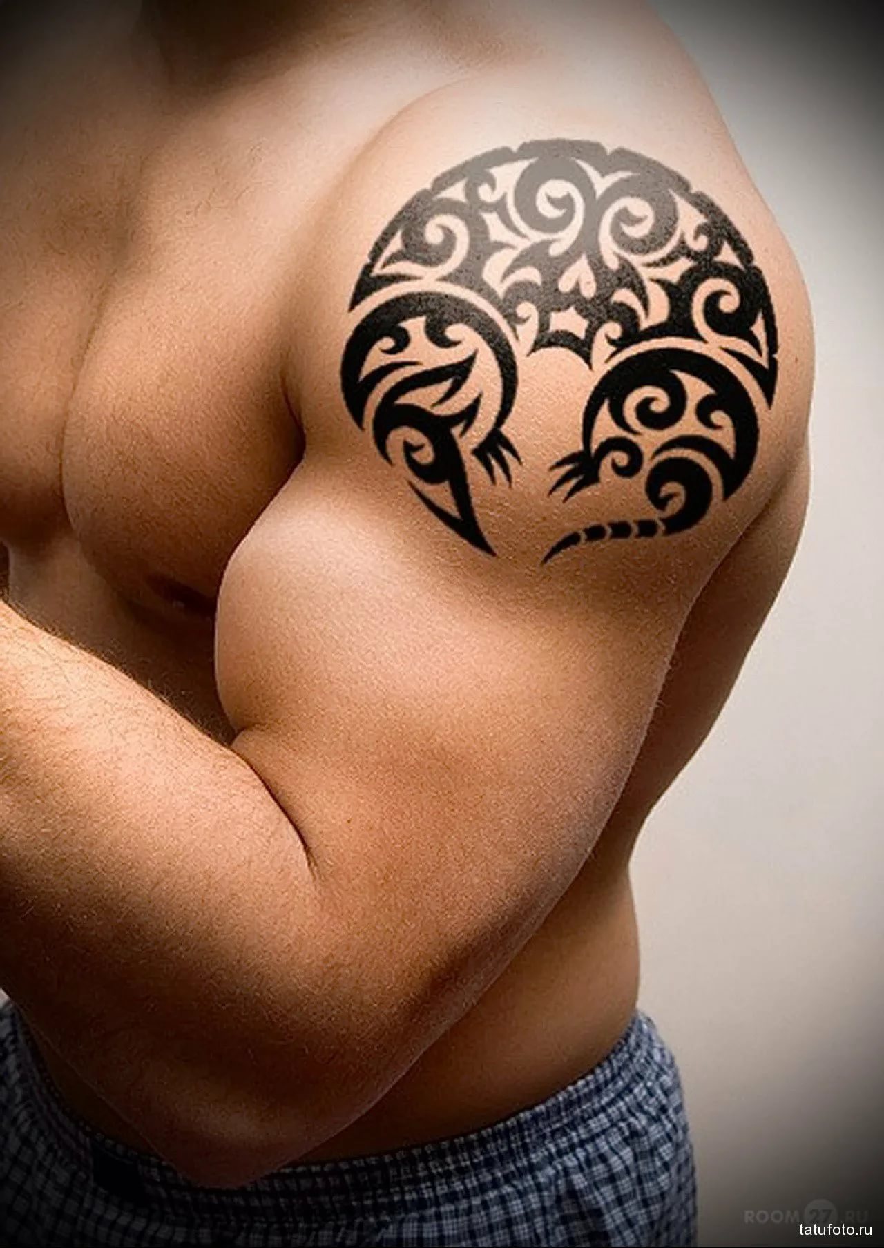 Татуировка мужская на плечо со смыслом. Полинезия на бицепс. Татуировки мужские. Тату на плече. Татуировки мужские на плече.