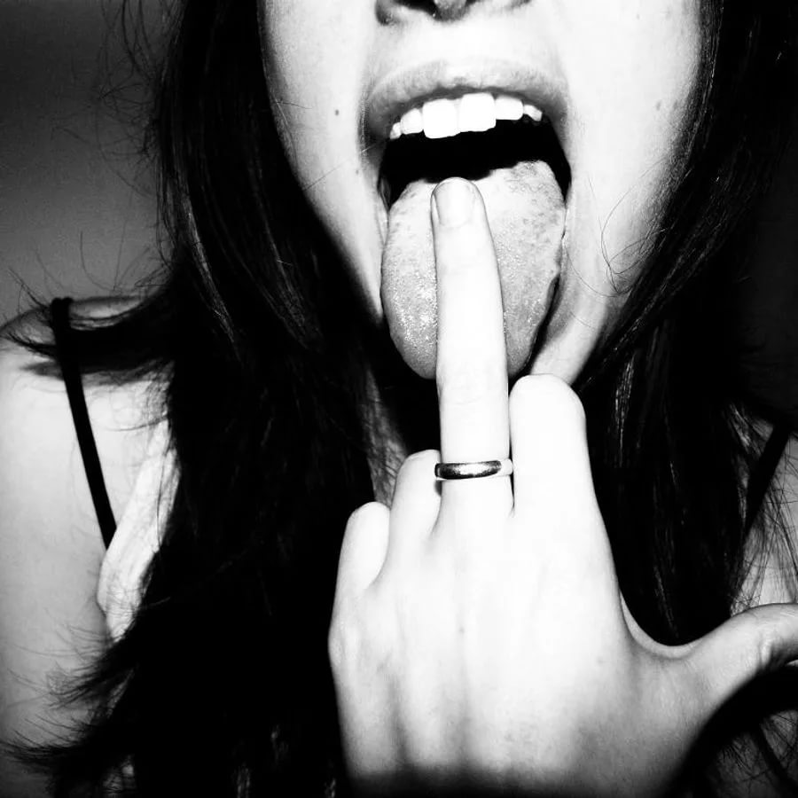 Девушка с высунутым языком и пальцами