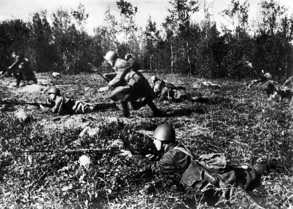 Советские солдаты поднимаются в атаку