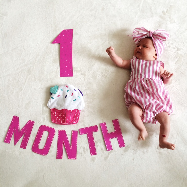 1 год жизни новорожденным. Поздравления с днём рождения 1 месяц. Поздравление с 1 месяцем девочке. 1 Месяц ребенку открытка. Открытка 1 месяц девочке.