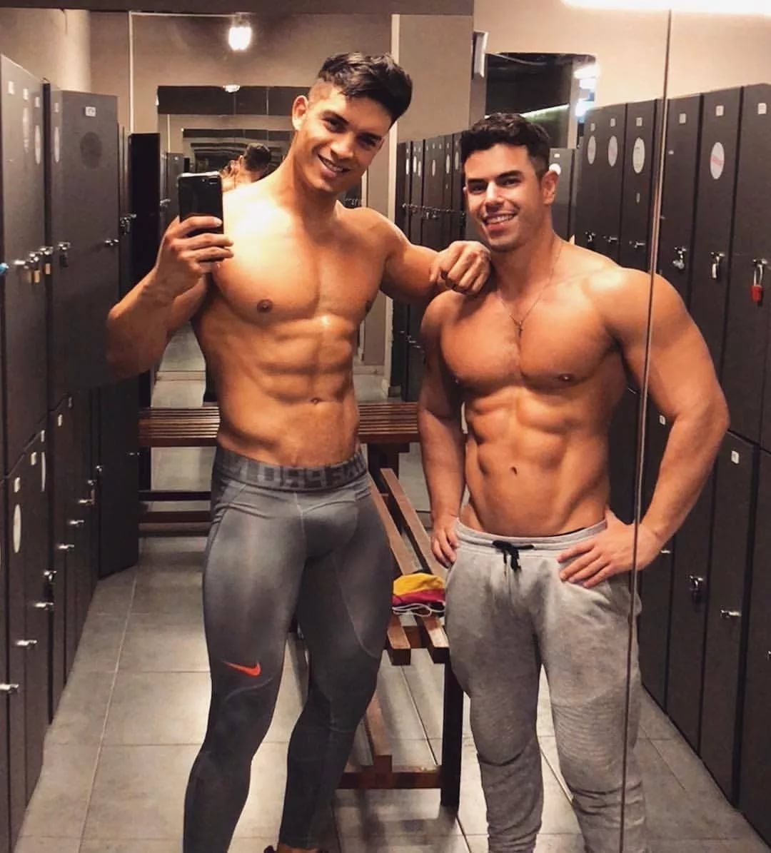 парни в спортзале гей фото 11