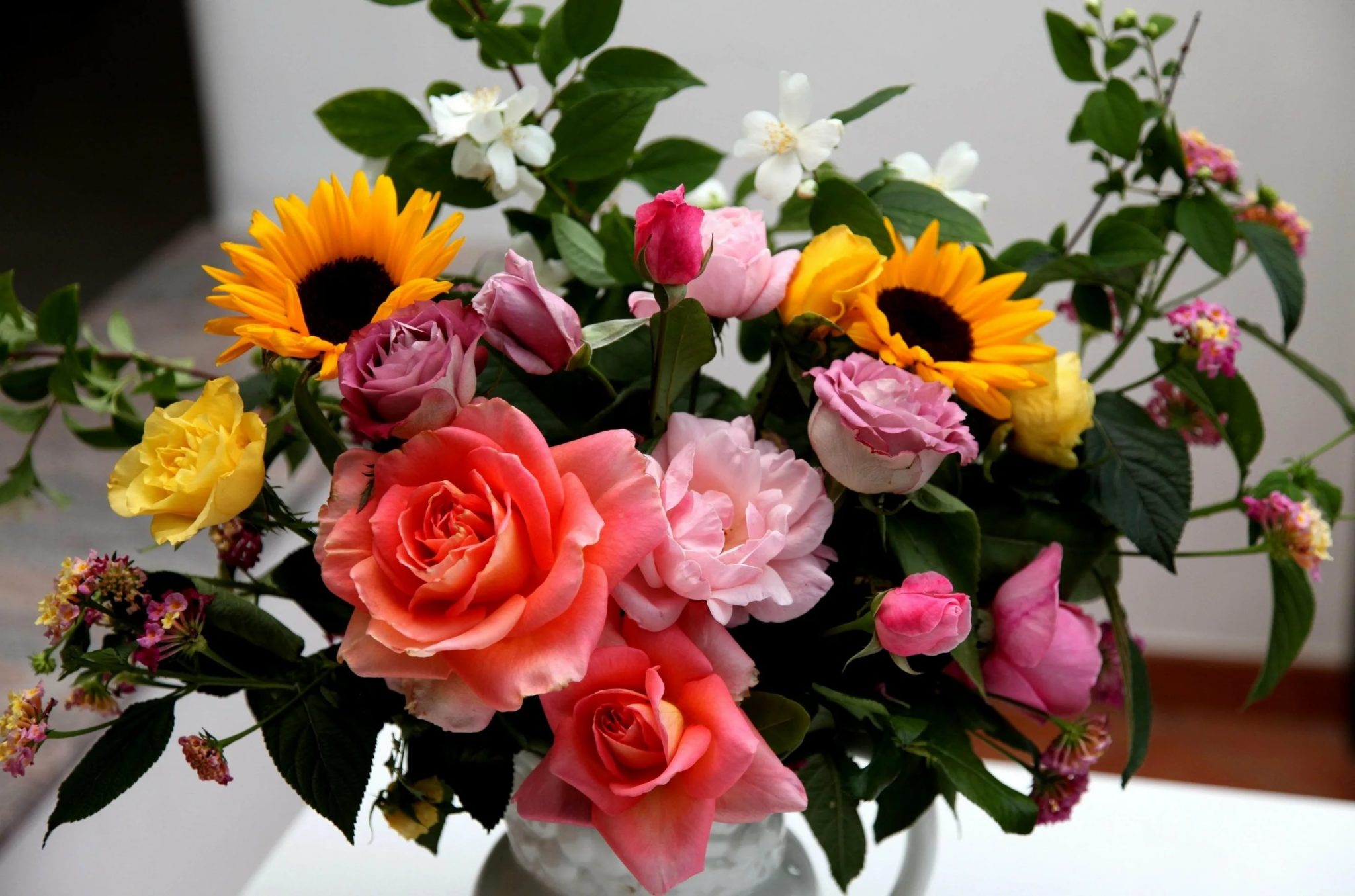 Картинка с цветами на столе. Красивый букет цветов. Красивый букет разных цветов. Шикарные цветы. Шикарный букет цветов.