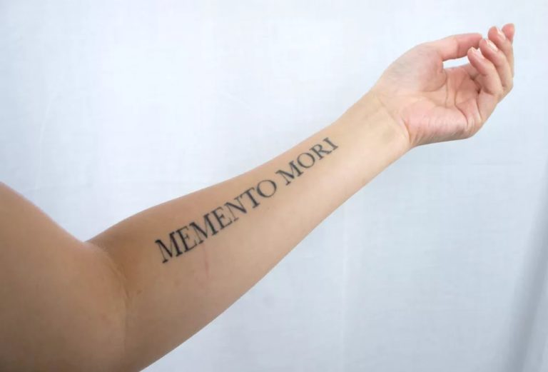 Фото татуировки мементо мори