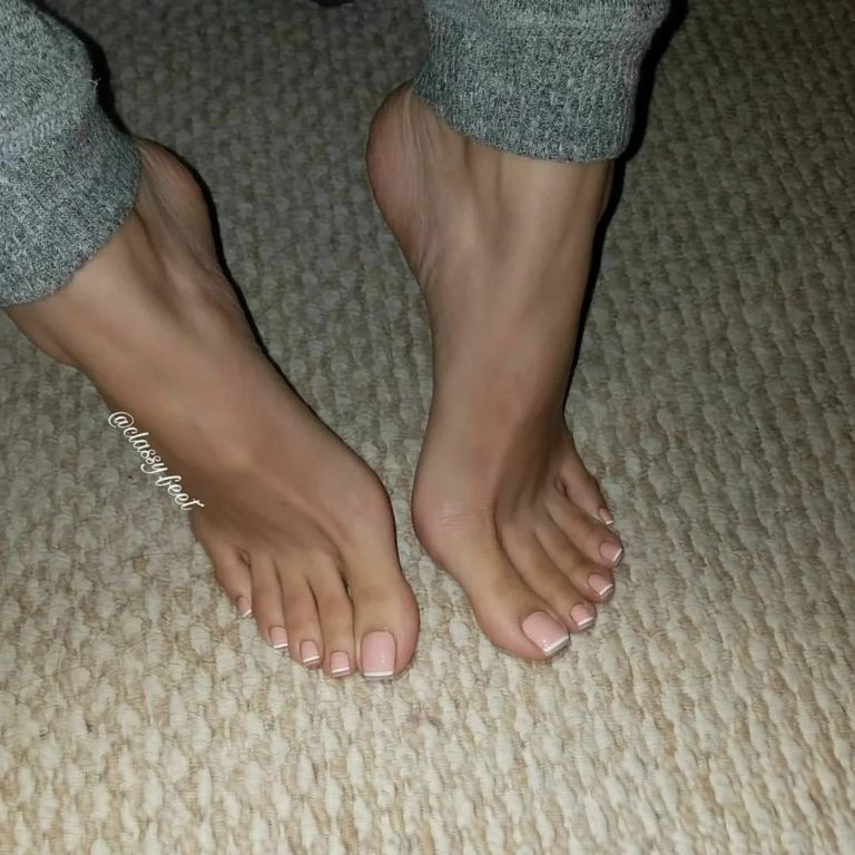 Красивые ноги в кровати