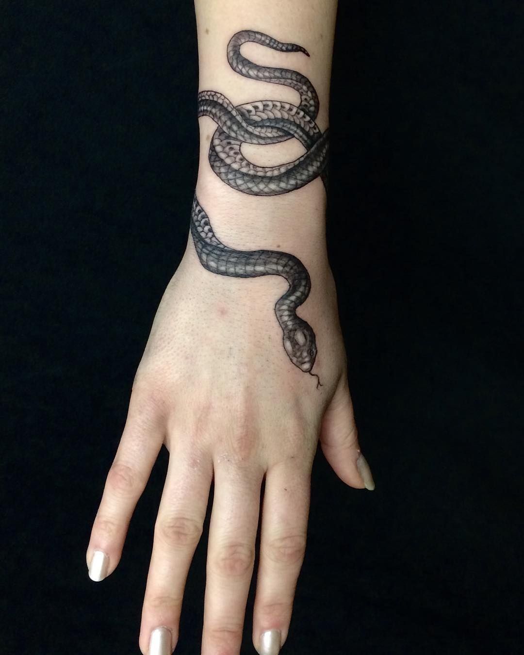 Татуировки со змеей.