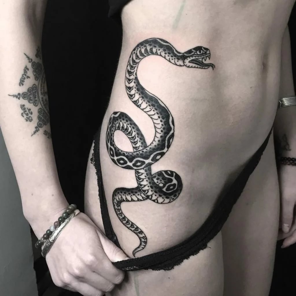 Татуировки змеи для девушек. Тату змея. Тату змеи для девушек. Тату Кобра для девушек. Тату змеи на животе.